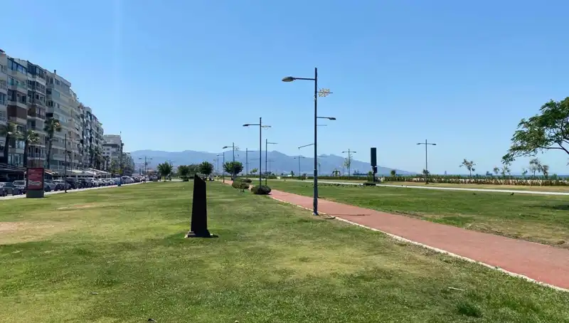 İzmir'de Sıcaklık Rekoru: Kordon Plajı Boş Kaldı, Şaşkınlık Yarattı