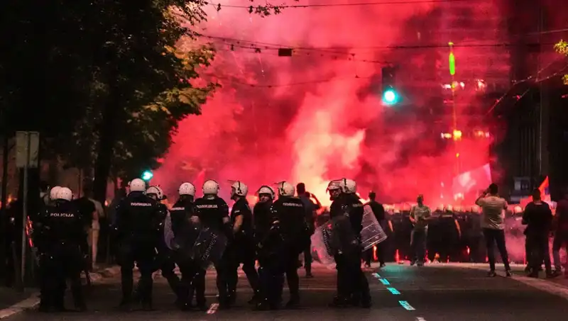 Sırbistan’da Erken Seçim Gösterileri: On Binler Sokaklarda, Gözaltılar Arttı