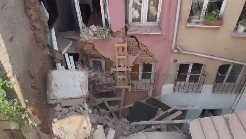 İstanbul’da Üç Katlı Binanın Balkonu Kollarda Çöktü, Korku Dolu Anlar Yaşandı