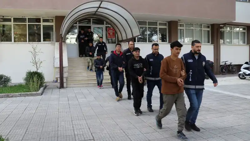 Düzensiz Göçmen Operasyonunda İki İlde 21 Kişi Yakalandı!