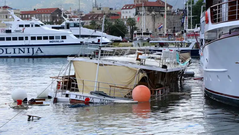 Hırvatistan’da Fırtına Sonrası Feribot Kaza Yaptı, Gemi Battı!