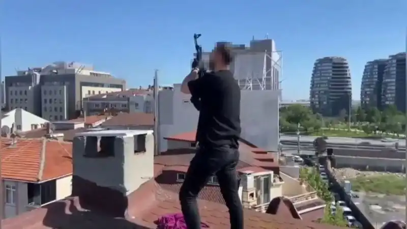 İstanbul'da Şok Operasyon: Çatıya Kaçan Zanlılarda AK-47 Bulundu!