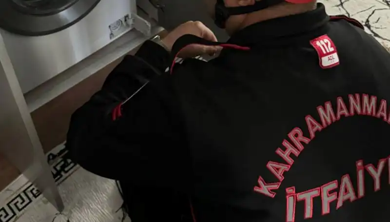 Çamaşır Makinesinde Sıkışan Kediye İtfaiye Kurtarıcı Oldu