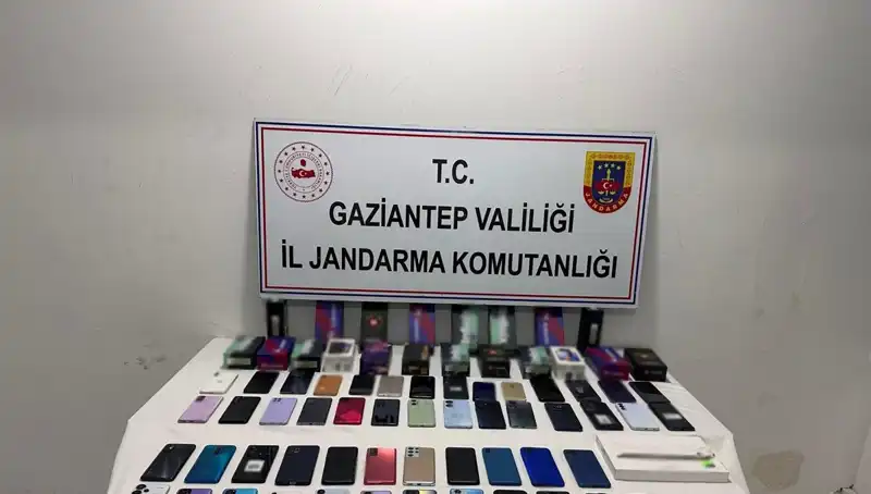 Gaziantep'te 2 Milyon TL'lik Kaçak Telefon Operasyonu: İki Kişi Gözaltında