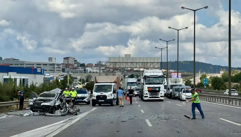Otoyolda Feci Kaza: Araçta Sıkışan Üç Kişi Kurtarılmayı Bekliyor