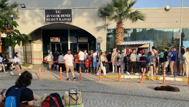 Bayram Tatilinde Midilli Adası’na Yolculuk: Kalabalık ve Eğlence İç İçe