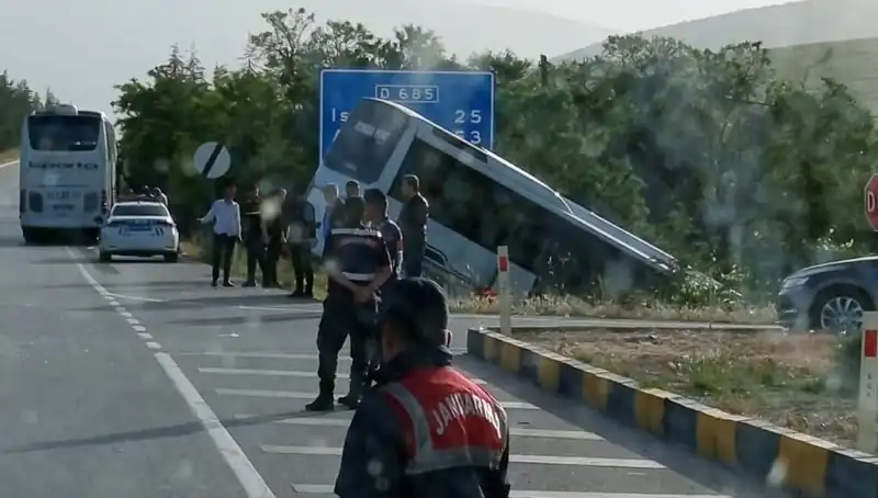 Isparta'da Korkunç Kaza: Tur Otobüsü Yolcu Otobüsüyle Çarpıştı