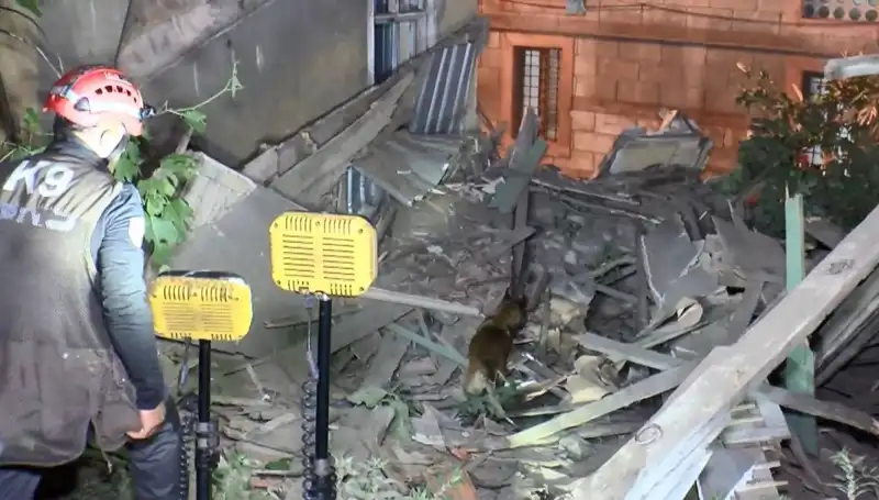 İstanbul'da Deprem Sonrası Çöken Bina: Olayın Ayrıntıları ve Kurtarma Çalışmaları