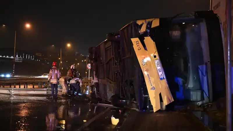 İstanbul'da Özel Halk Otobüsü Devrildi: Hem Yolcular Hem Sürücü Şokta!