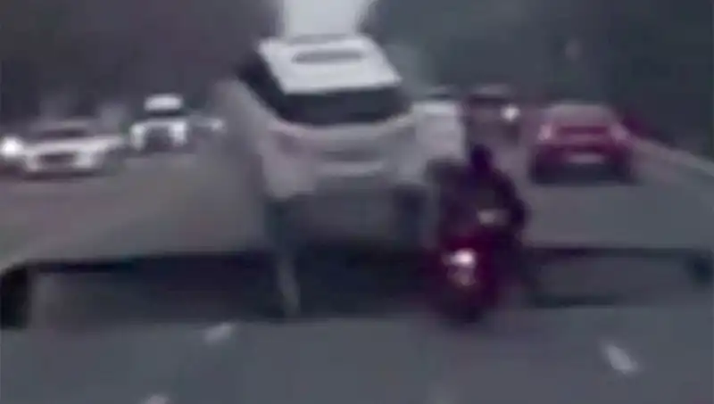 Güney Kore Otoyolunda Dev Çukur: Motosiklet Yuttu, Sürücü Şansını Kaybetmedi!