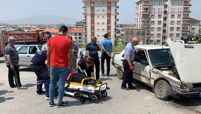 Kavşakta Feci Kaza: İki Yaralı, Araçlar Kullanılamaz Hale Geldi!