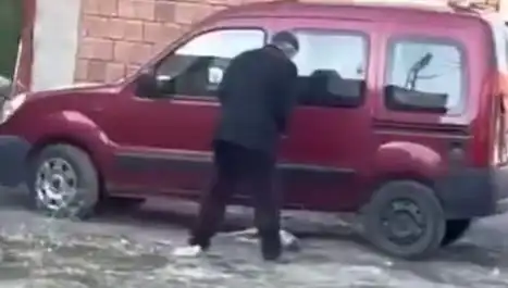 Sokak Ortasında Köpeğe Uygulanan Şiddet Olayı Sosyal Medyada Tepki Çekti