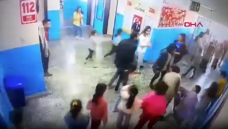 Okulda Bayılan Öğrenciye Müdür Yardımcısı Karşılık Verdi
