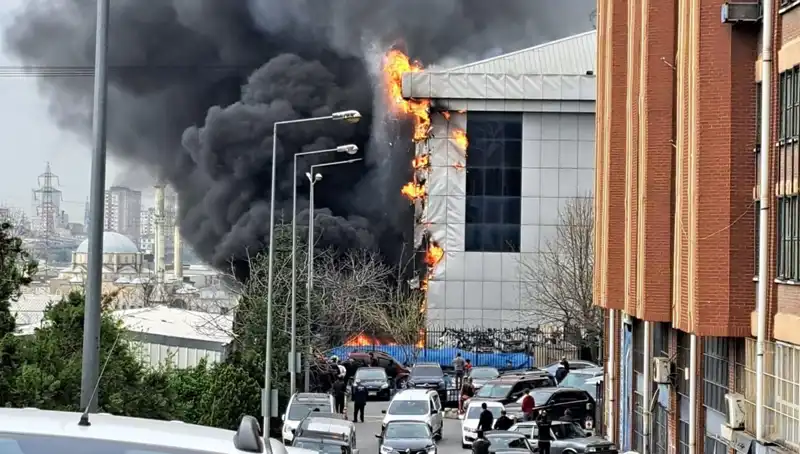 Başakşehir Sanayi Sitesinde Çıkan Yangın, Ekipler Hızla Müdahale Etti