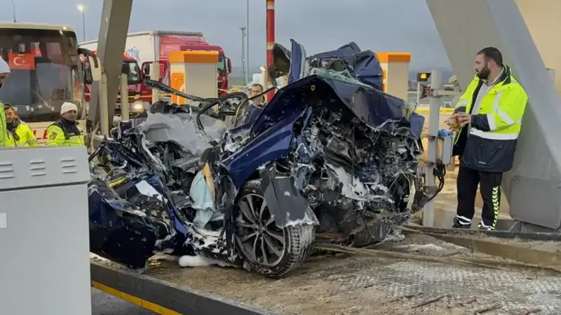 Silivri'de Trafik Kazası: Otomobil Gişe ile Otobüs Arasında Sıkıştı, Can Kaybı Var!