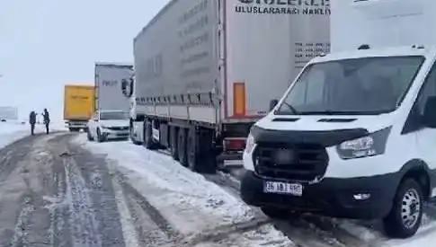 Kars-Ardahan Karayolunda Yoğun Kar Yağışı: TIR'lar Yolda Kaldı