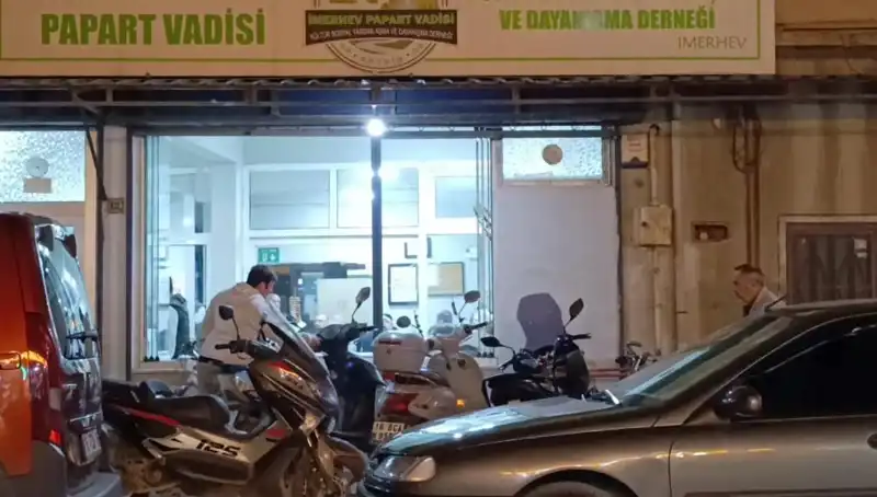 Lokalde Bıçaklı Kavga: Genç Adam Hayat Mücadelesi Veriyor!