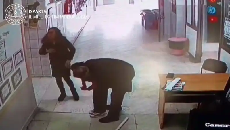 Öğretmen Heimlich Manevrası ile Hayat Kurtardı: İlginç Olay Sınıfta Yaşandı