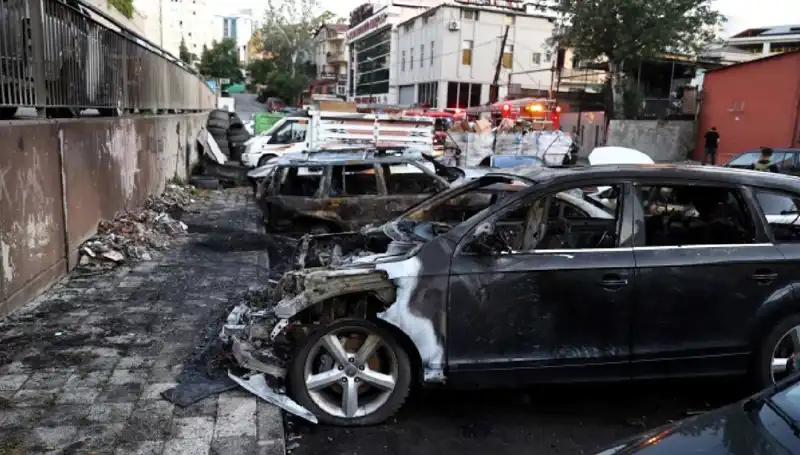 Sanayi Bölgesindeki Araç Yangını Hızla Yayılıyor: Tamir Bekleyen Araçlar Kül Oldu