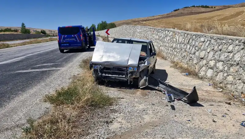 Kontrolden Çıkan Otomobil Duvara Çarptı: Şok Eden Kaza ve Yaralılar