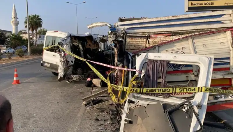 Mersin'de Tatil Yolunda Büyük Kaza: İki Can Kaybı ve 10 Yaralı