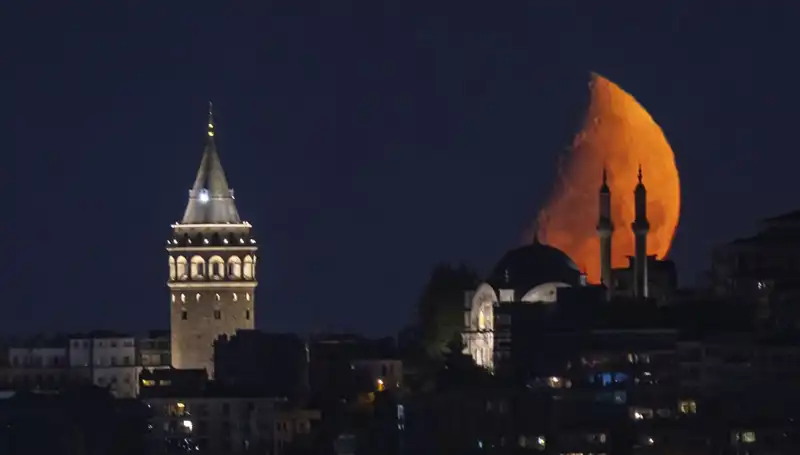 İstanbul'da Büyüleyici Yarım Ay: Gece Göklerindeki Eşsiz Manzara