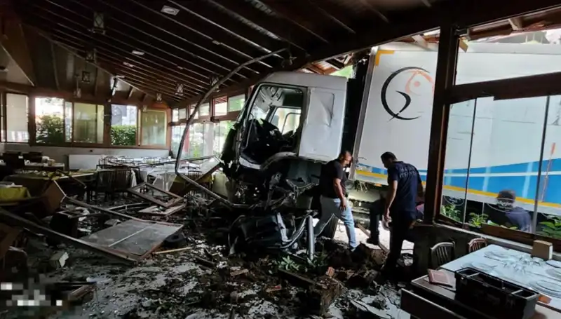 Freni Boşalan Kamyon Restorana Girdi, Şans Eseri Yaralı Yok!