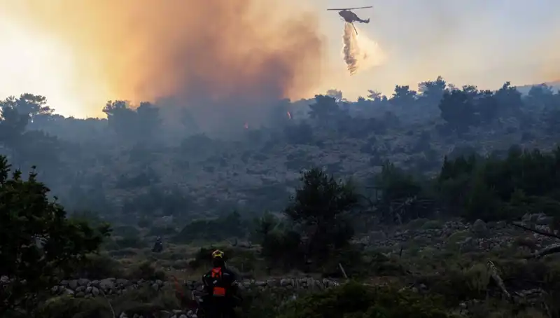 Eğriboz Adası'nda Yangın Felaketi: İki Köy Zorunlu Olarak Tahliye Edildi