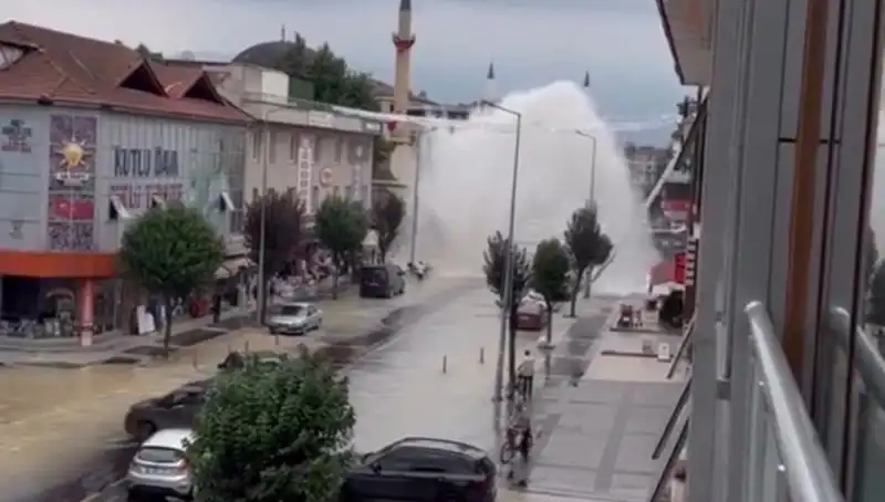 İçme Suyu Hattındaki Patlama, Şehirde Gizli Şelale Oluşturdu