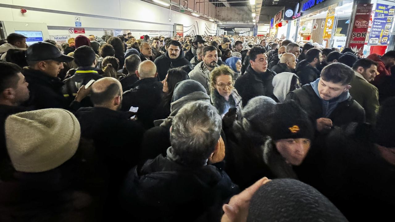 İstanbul'da Kar Yağışı Trafiği Felç Etti