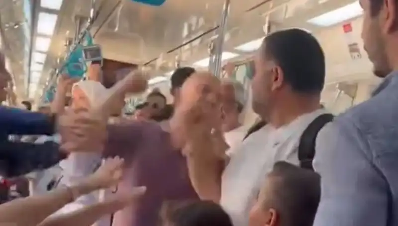 Marmaray'da Yumruklarla Girişen İki Grubun Kavgası Kameralara Yansıdı