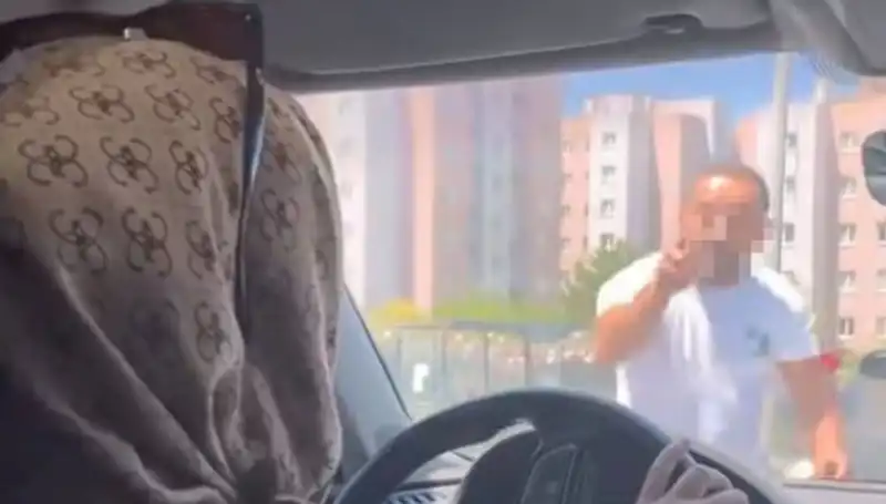 Trafikte Dehşet Anları: Yolcu Araca Yumruk Attı, Kaos Ortaya Çıktı