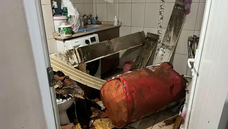Ege'de Fırtına Alarmı: Ağaçlar Devrildi, Caddeler Beyaza Büründü