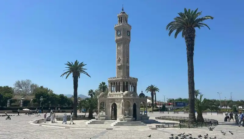 İzmir'de Sıcak Hava Dalgası: Meydanlar Boş, Termometreler Yükseliyor