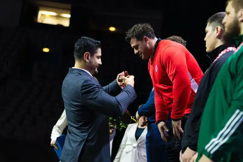 Rıza Kayaalp’in Büyük Başarısı: Mindere Altınla Dönüş Yaptı!