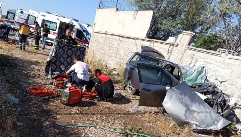 Lastiği Patlayan Araç İstinad Duvarına Çarptı: Korkunç Kaza!