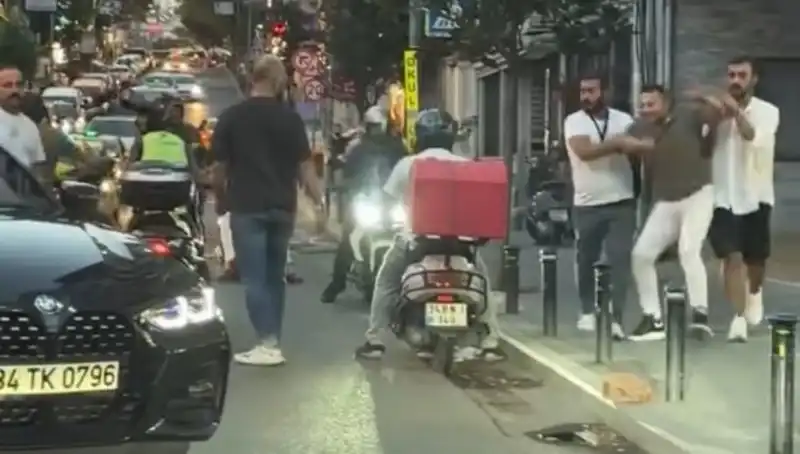 Nişantaşı'nda Yol Verme Kavgası: Sopalı Dehşet Anları!