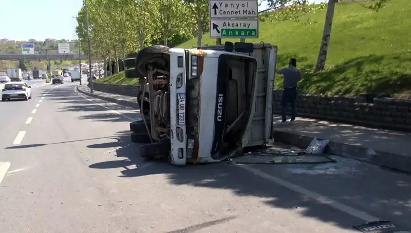 Küçükçekmece D-100'de Feci Kaza: Yaralılar ve Trafik Kaosu!