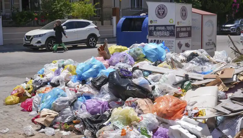 İzmir’in Sokakları Çöp Yığınlarıyla Kaplandı: Çözüm Yok Mu?