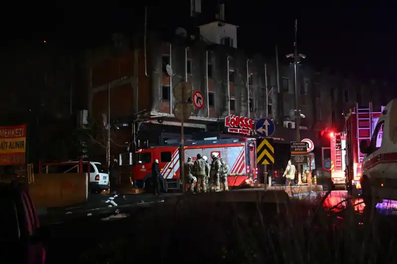 Maslak'ta Yangın Paniği: Beş Araç Küle Dönüştü, Olay Yerinde Gözyaşları!