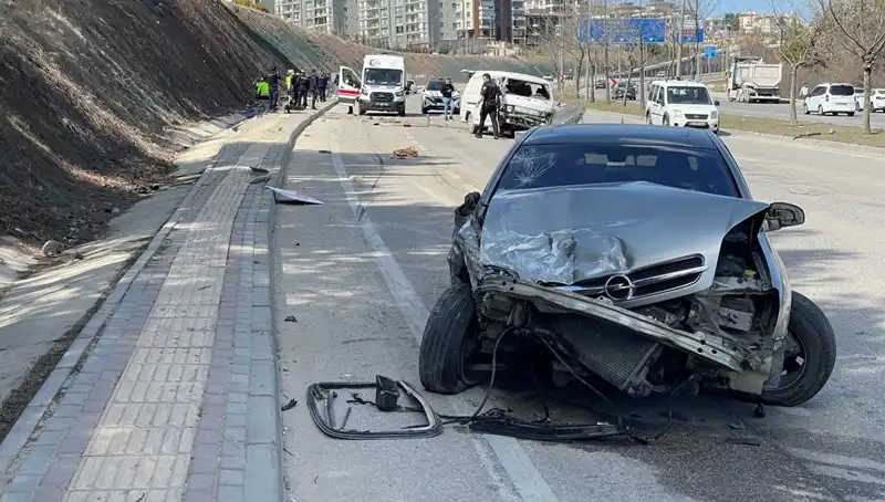 Otomobil Minibüse Çarptı: Trajik Kazanın Ardından 1 Ölü, 3 Yaralı