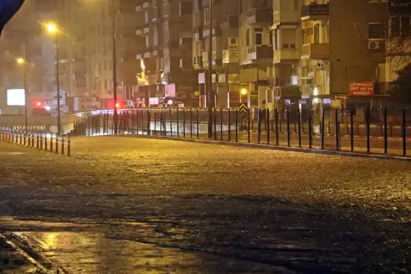 Antalya’da Yağışlar Sonrası Yollar Gölleştikçe Araçlar Mahsur Kalıyor!