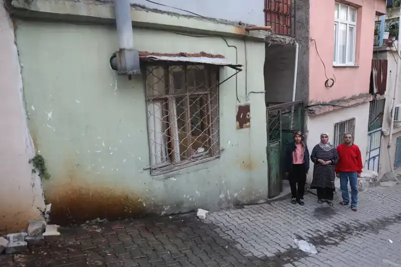 Banyosuz Tek Odalı Evi Hayal Kahramanı Yapan 4 Kişilik Aile