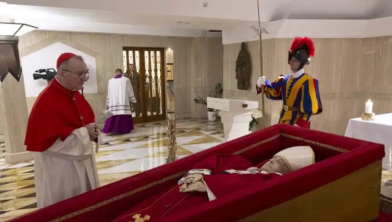 Papa'nın Tabutundaki Fotoğraflar: Duygusal Anlar Ortaya Çıktı