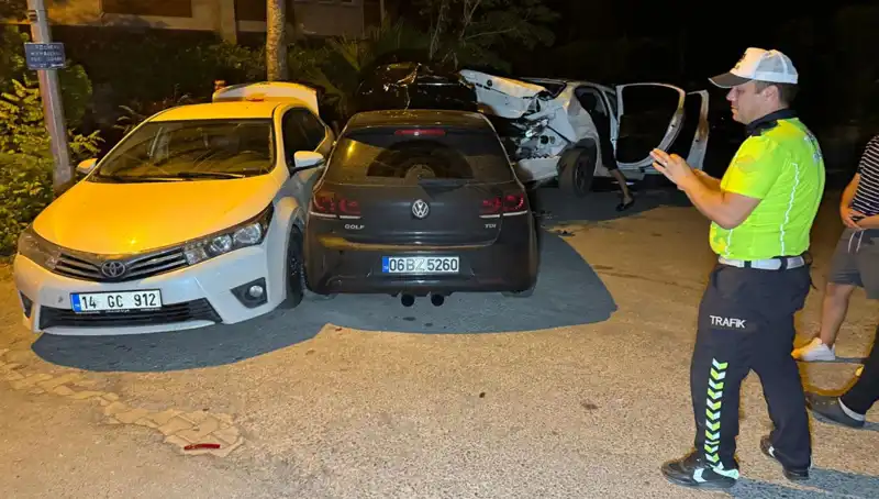 Alkollü Sürücü Sokağı Tehdit Altına Aldı: Üç Araca Çarptı!