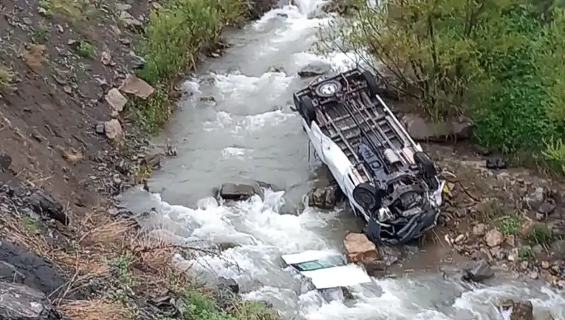 Hakkari'de Minibüs Devrildi: Can Pazarı ve Dram!