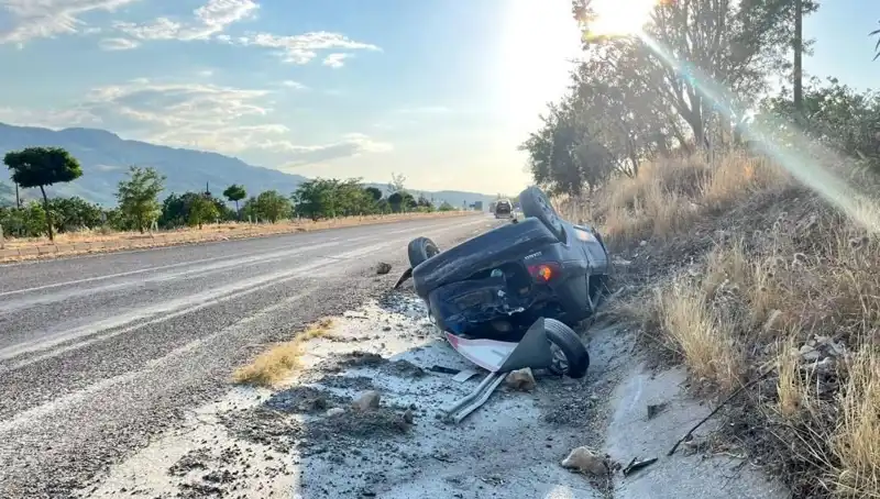 Adıyaman'da Otomobilin Takla Atması, Araçtaki Üç Kişiyi Yaraladı