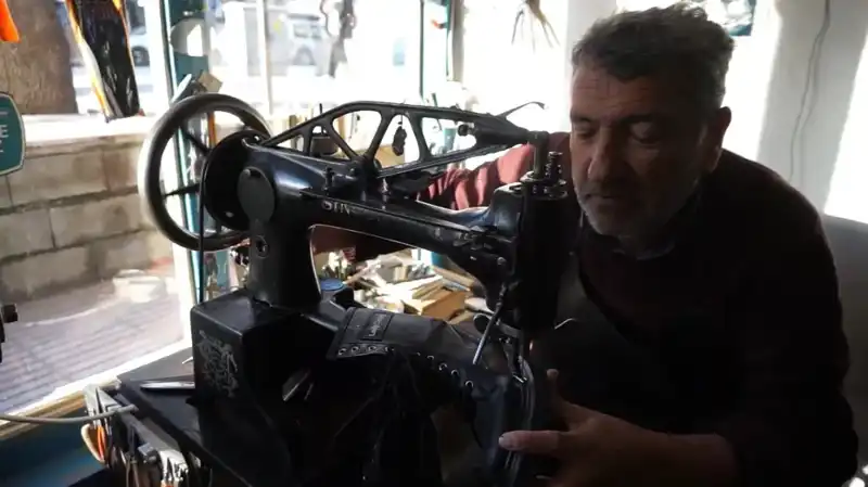 Yaklaşık Yarım Asırdır Babasından Öğrendiği Mesleğiyle Tüketim Kültürüne Direniyor