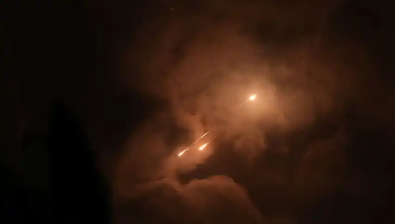 İran'ın Gece Saldırıları: Füzelerin Atış Saati Neden Önemli?