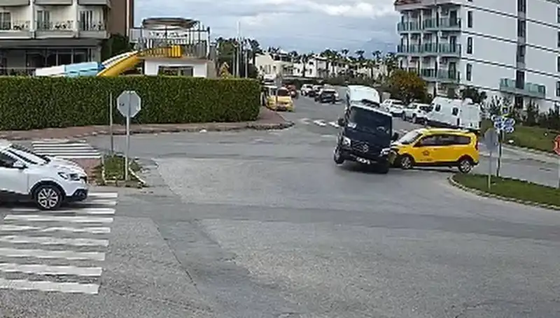 Kavşakta Meydana Gelen Feci Kaza: Minibüs ve Taksi Çarpıştı
